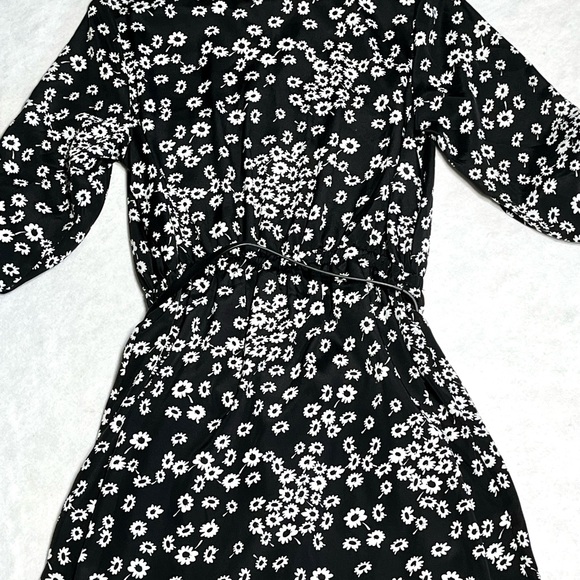 Black and white BeBop dress with pretty flowers and black belt very pretty dress - Picture 8 of 9